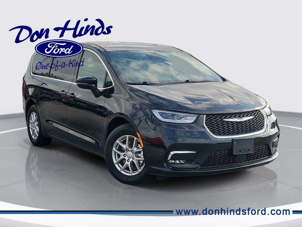 2025 Chrysler Pacifica Select in Diamond Black Crystal Pearlcoat — front three-quarter view